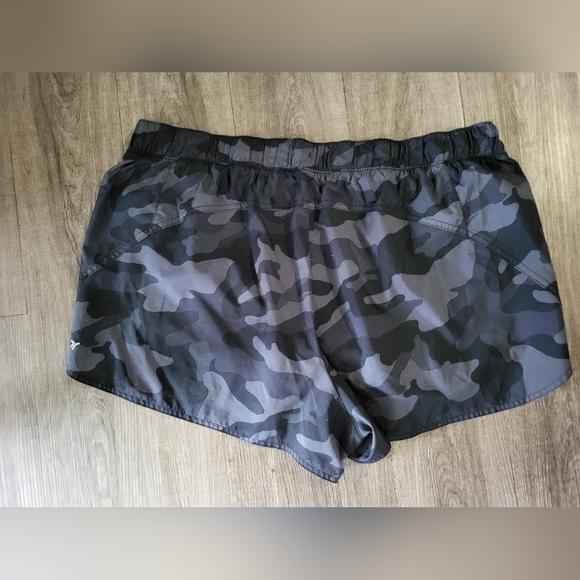 Womens Mid-Rise StretchTech Run Shorts - Picture 12 of 13